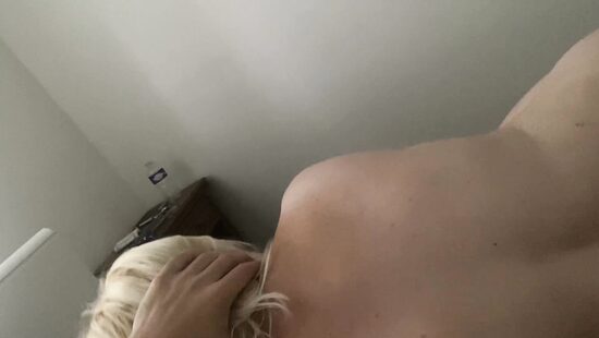 Украинка красиво делает минет