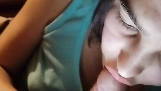 Вероника сосет мой член и переписуется со своим мужем