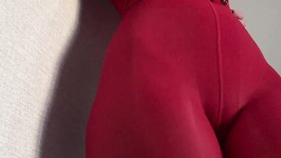 Маша готовится к фитнессу)