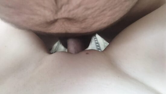 Кончает много спермы на голенький лобок