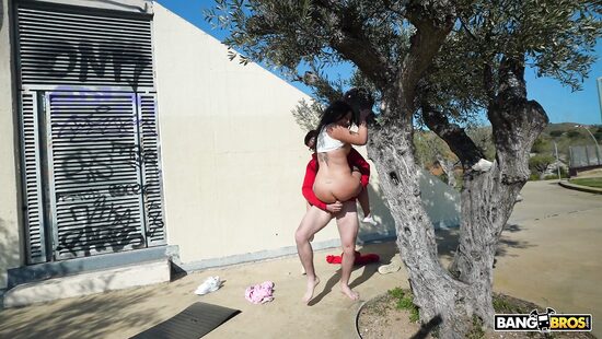 У всех на виду беру её в пи...