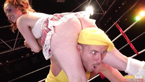 В качестве награды рыжая сучка на ринге получила большой член бульдозера