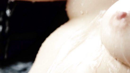 Неожиданно заглянул в гости к однокурснице и засадил ей у камина в ванной