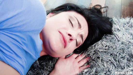 Чтобы оторвать бойфренда от приставки красивая подруга дала ему в очко