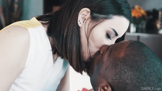 Черлидерша при помощи рта и киски собирает средства на поддержку команды