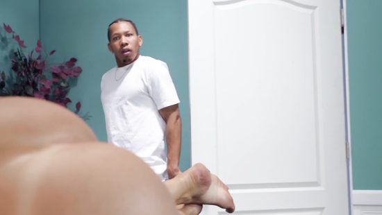 Работник солярия для лучшего эффекта трахнул зрелую грудастую клиентку