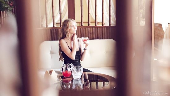 Украинская длинноногая модель ласкает своё идеальное тело