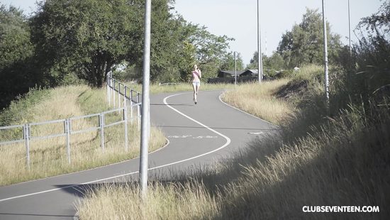 Оказал помощь молодой спортсменке и трахнул её под ближайшими кустами