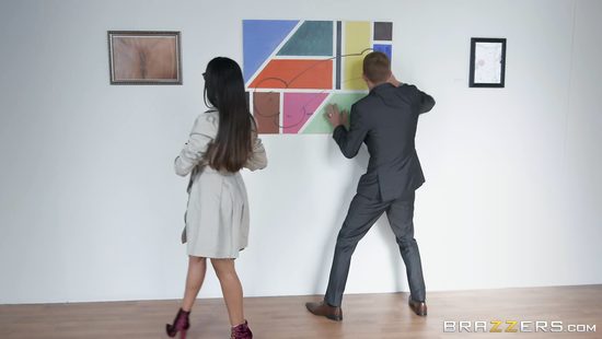 Уличная художница утверждала что её тело шедевр и отдалась смотрителю музея