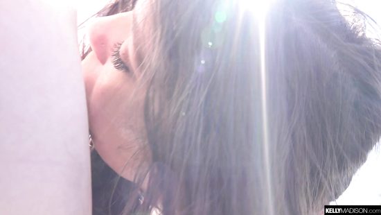 За курение у бассейна мужик дал в рот и накончал полную киску