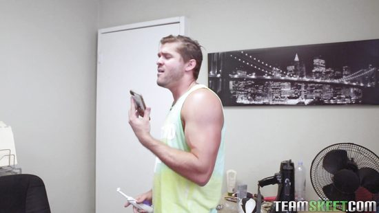 Установил дома скрытую камеру и трахнул новую подругу товарища