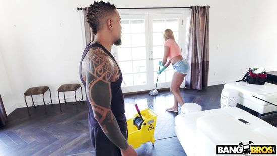 Две негра по очереди трахают латинскую домработницу в киску большими членами