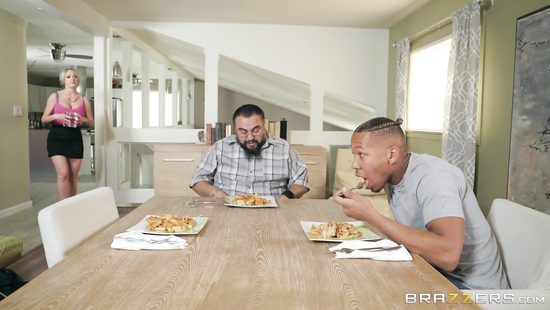 Помог замужней женщине убрать со стола и вылизал ей лысую ватрушку