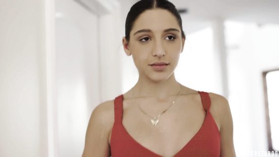 Сексапильная шантажистка трахается с тренером и собирает сперму в банку для анализов