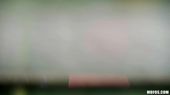 Длинноногая шлюшка насаживает бритую письку на большой член избранника