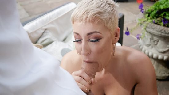 Выиграл у грудастой дамочки игру и получил свой приз натурой