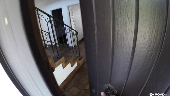 При помощи вибратора и здорового члена блонда испытала струйный оргазм