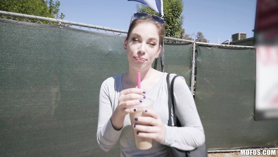 За бабки малышка без проблем сделала минет и дала кончить на мордашку