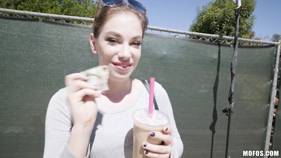 За бабки малышка без проблем сделала минет и дала кончить на мордашку