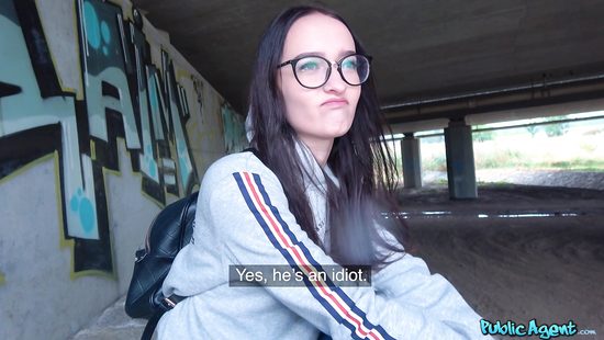 Молоденькая девушка в очках отдалась похотливому пикаперу под мостом