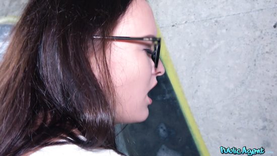 Молоденькая девушка в очках отдалась похотливому пикаперу под мостом