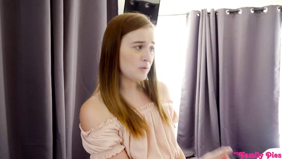 Соблазнительные худышки натягивают мелкие киски на огромный член парня