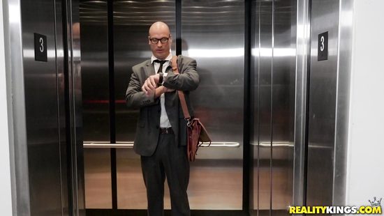 Осмелевший чувак трахнул свою грудастую подружку латинку в лифте