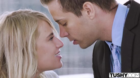 В командировке скромная блондинка решила попробовать прелести анала