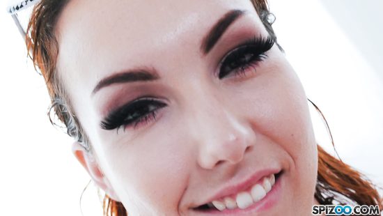 Рыжая тёлка балдеет от вибратора и большого члена очкастого бойфренда