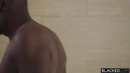 Белая шлюшка с разрешения черной женушки трахается с похотливым негром