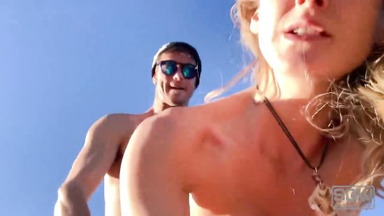 На закате в горах парнишка трахнул грудастую подружку раком