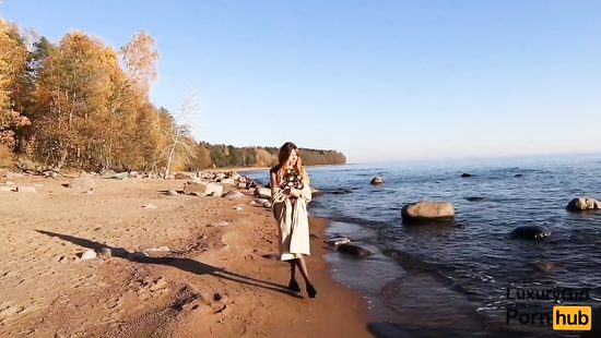 На берегу озера рыженькая красотка отсасывает милому торчащий болт