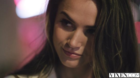 Молоденькие лесбиянки с бритыми кисками чувственно трахаются в бассейне соседки