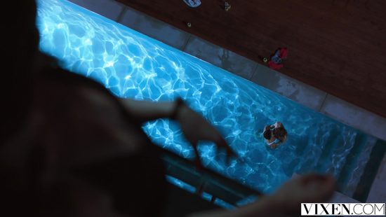 Молоденькие лесбиянки с бритыми кисками чувственно трахаются в бассейне соседки