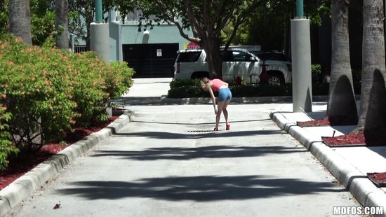 Помог красивой тёлке в трудной ситуации и до кучи трахнул