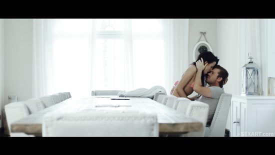 Озабоченный парень оттрахал худенькую девушку в киску и кончил внутрь