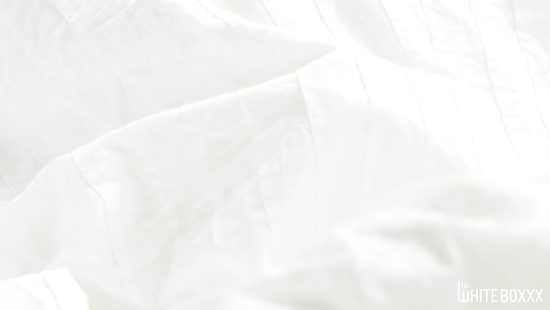 Выносливый любовник с утра трахает молодую жёнушку в побритую пилотку