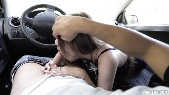 В чужой стране красотка с помощью своего тела расплачивается за проезд