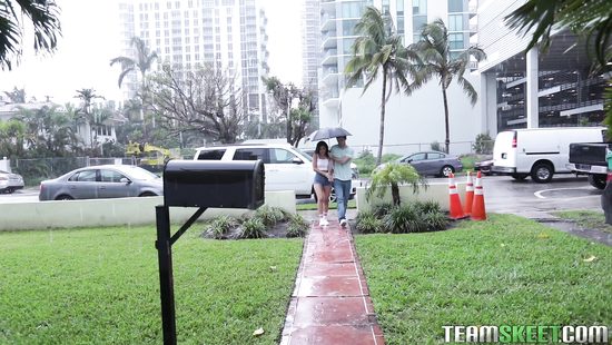 Спас темноволосую красотку от дождя и повёл трахаться к себе домой