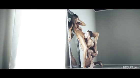 Перед зеркалом спортивный чувак красиво натягивает на кукан длинноногую брюнетку