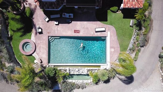 Страховой агент страхует попку азиатки здоровым чёрным членом