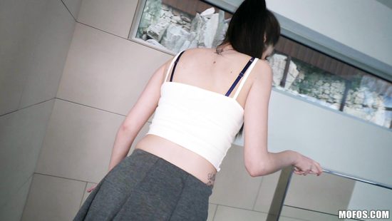 Женатый мужик твёрдым членом успокоил испуганную молодую соседку