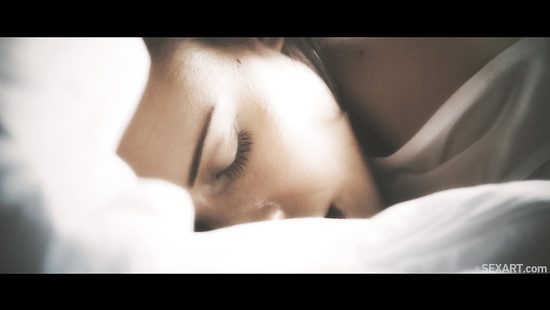 Красивый утренний секс в спальне стройной брюнетки с бойфрендом