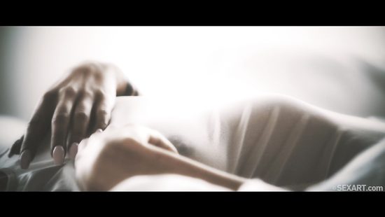 Красивый утренний секс в спальне стройной брюнетки с бойфрендом