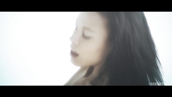 Красивый утренний секс в спальне стройной брюнетки с бойфрендом