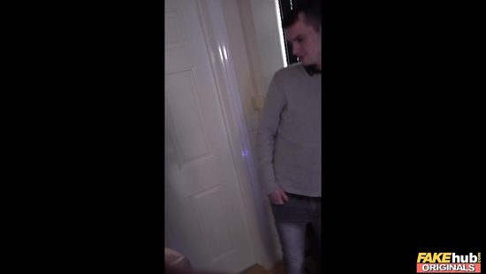 На новогодней вечеринке сделала знакомому минет на камеру и раздвинула ноги