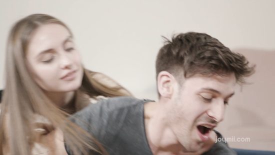 Поймал подругу за просмотром порно и утолил её похоть жарким трахом