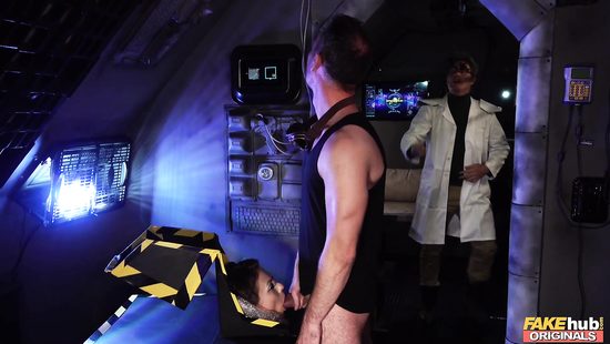 Межгалактический таксист трахает в поездке девушку андроида