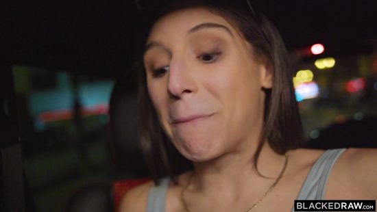 Здоровенный нигер отымел сексапильную телку огромным членом и напоил спермой