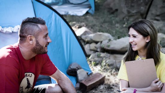 Красивая нимфоманка трахнулась с коллегами во время похода в лес